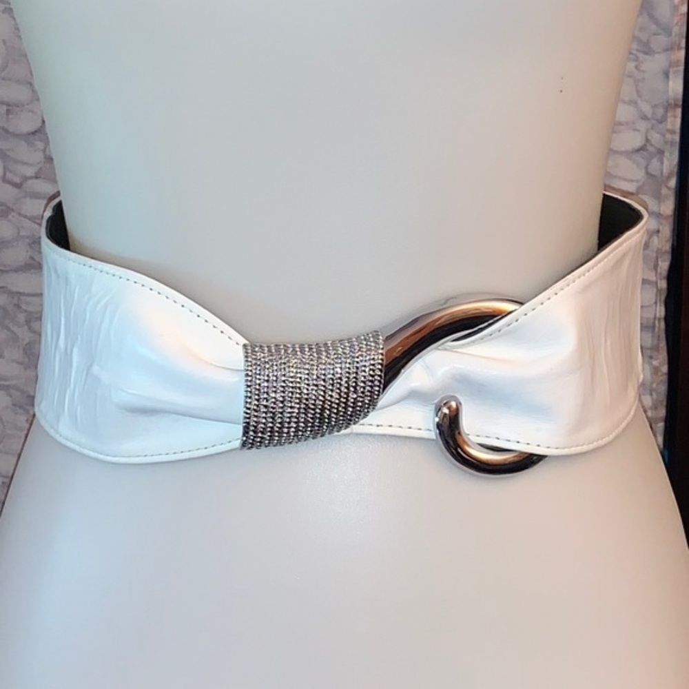 Magid White leather cummerbund style belt.